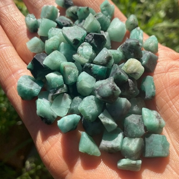 🆕 New Raw Emerald Crystal Stud Gemstone Earrings - Picture 4 of 9